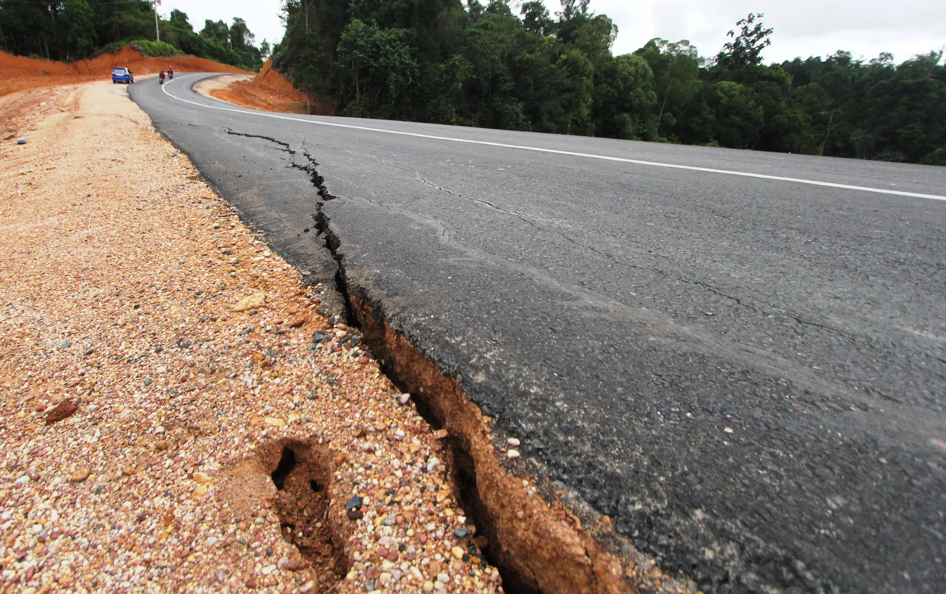 RETAK: Baru beberapa bulan selesai dikerjakan, jalan menuju Kampung Pegat Bukur, Kecamatan Sambaliung,  sudah mengalami keretakan di dua titik.