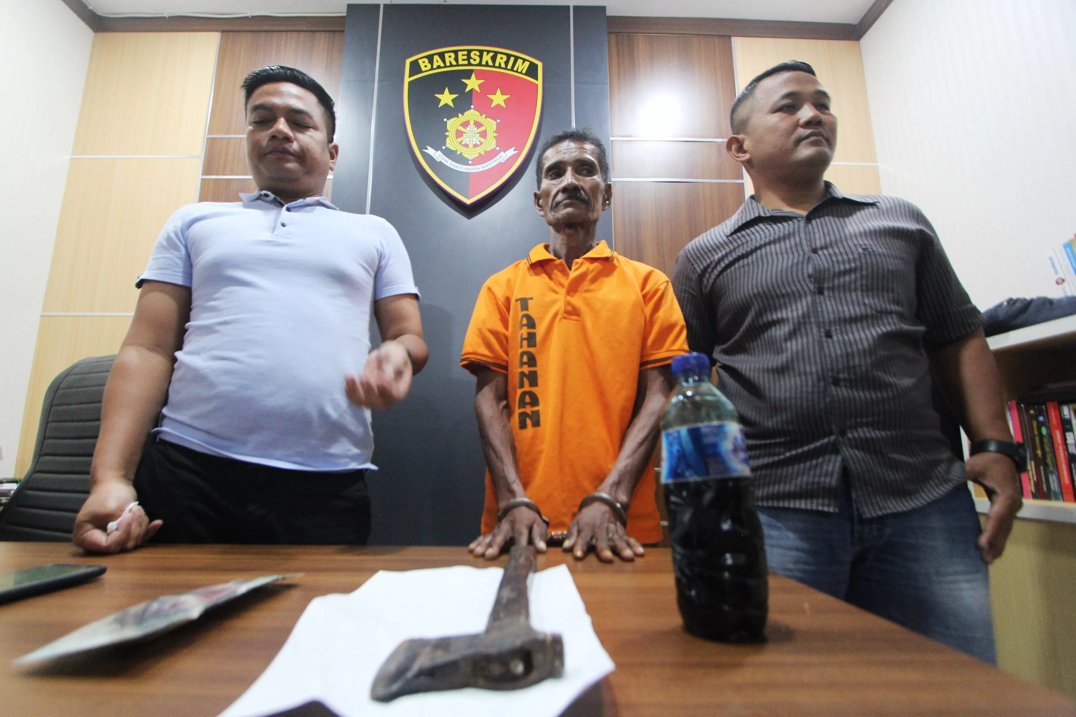 DIAMANKAN: Nurdin (tengah) pelaku pembacokan diamankan pihak kepolisian.
