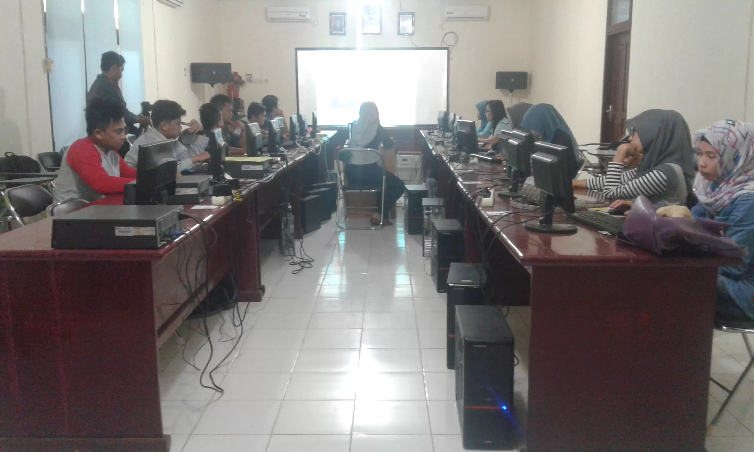 BERMANFAAT: Masyarakat mengikuti pelatihan komputer di gedung Disnakertrans, tahun 2017 silam.