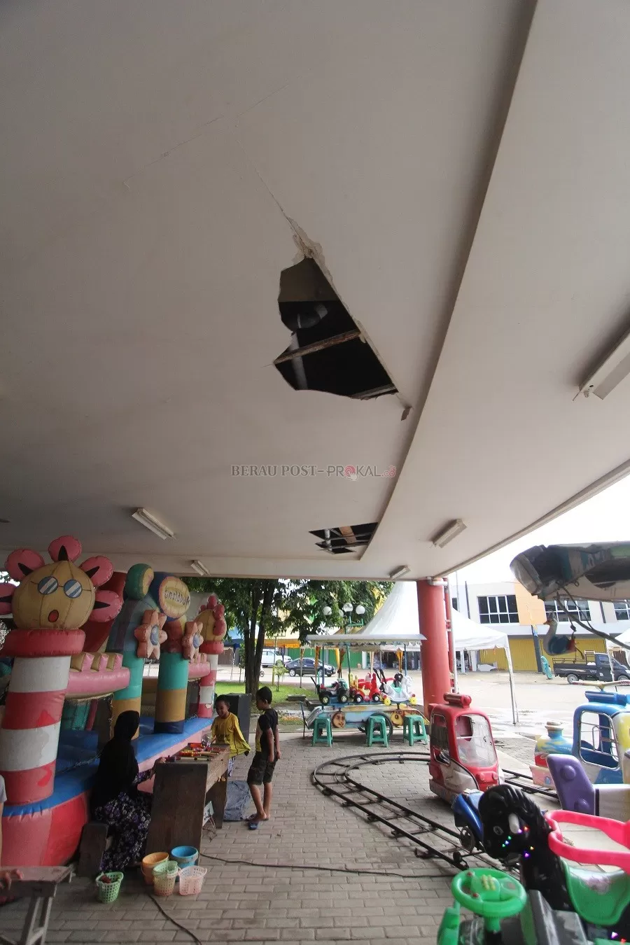 JEBOL: Plafon di beberapa bagian Pasar Sanggam Adji Dilayas sudah jebol, sementara untuk perbaikan belum bisa dilakukan karena menunggu anggaran.