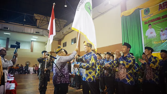 DIKUKUHKAN: Ketua KBB Kaltim Ismunandar, mengukuhkan Pengurus Daerah Berau KBB-KT periode 2019-2024 di Gedung Graha Pemuda, Tanjung Redeb, Sabtu (8/2) malam.