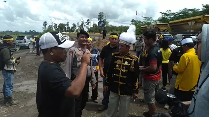 AKSI KELOMPOK TANI: Masyarakat menghentikan aktivitas pertambangan di Kampung Tumbit Melayu, Kecamatan teluk Bayur, Senin (10/2).