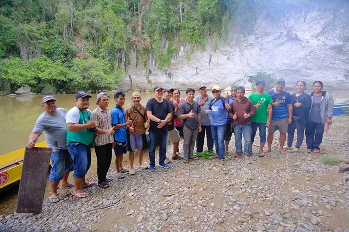ODT: Penulis bersama Wakil Bupati Berau, Agus Tantomo dan warga Kampung Merasa di salah satu lokasi terindah di alur Sungai Kelay.