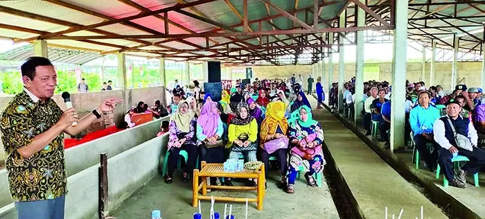 SERAP ASPIRASI: Ketua DPRD Kaltim Makmur HAPK saat menggelar reses di Kampung Labanan Jaya, Teluk Bayur, kemarin (12/2).