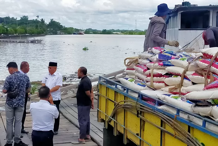SIDAK: Wakil Bupati Berau Agus Tantomo, saat sidak dan melihat aktivitas bongkar muat barang di Dermaga Lokal Teratai, Rabu (12/2).
