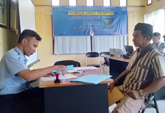 JEMPUT BOLA: Petugas Imigrasi Kelas III Non TPI Tanjung Redeb saat memproses pengurusan pembuatan paspor salah seorang masyarakat di pesisir.
