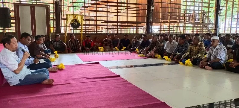 LESEHAN: Ketua DPRD Kaltim Makmur HAPK, didampingi Camat Maratua Marsudi, saat menggelar reses di Maratua, kemarin (14/2).