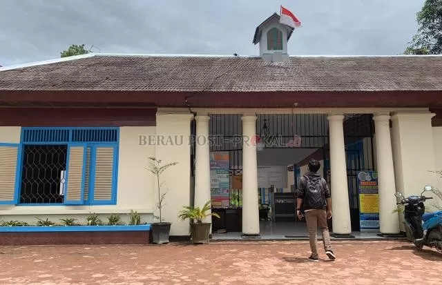 KANTOR BARU: Kondisi kantor Kecamatan Teluk Bayur yang baru di Jalan Kamar Bola.