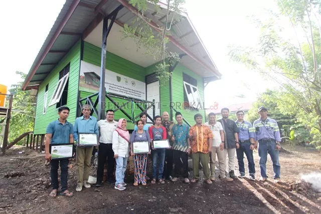 DISERAHKAN: Manajemen PT Berau Coal secara simbolis menyerahkan empat unit rumah kepada warga KAT di Km 2 Kampung Sambakungan, kemarin (14/2).