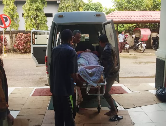Korban kecelakaan di di Jalan Bulalong Lestari, Tanjung Batu, M Ali, saat tiba di RSUD dr Abdul Rivai Tanjung Redeb, dan langsung mendapat perawatan tim medis.