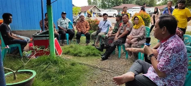 KECAMATAN PEDALAMAN: Ketua DPRD Kaltim Makmur HAPK bersama Camat Kelay, saat menggelar reses di Kampung Sido Bangen, Kelay, Kamis (13/2) lalu.