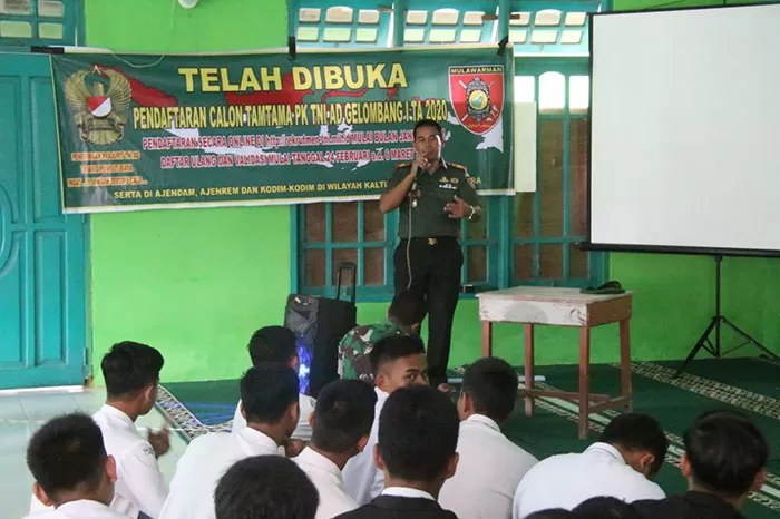 SDM UNGGUL: Pasi Personalia Kodim 0902/TRD, Kapten Arm Rustam, memberikan sosialisasi mengenai persyaratan menjadi anggota TNI AD kepada siswa SMA 5 Berau.