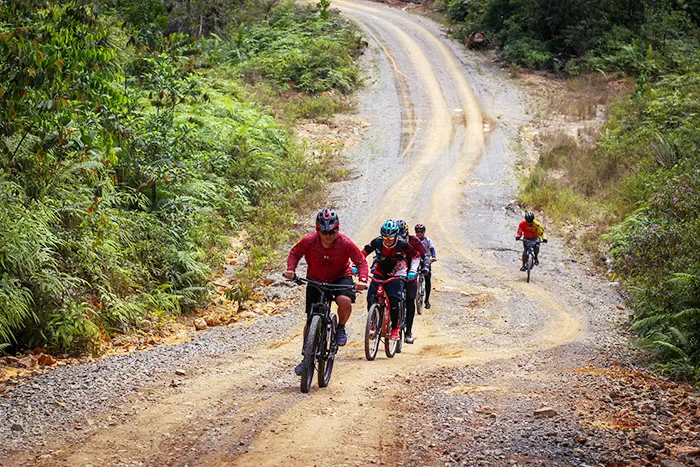 RUTE MENANTANG: Anggota club sepeda YR-Bike mencoba rute menuju Air Terjun Tambalang, di Kampung Tepian Buah, Kecamatan Segah.