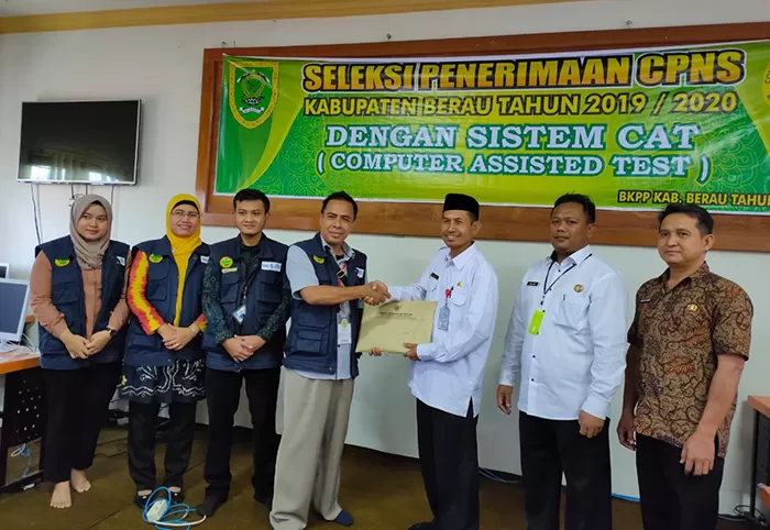TERIMA HASIL: Sekkab Berau, M Gazali, menerima hasil SKD dari Koordinator Tim Seleksi SKD BKN Regional VIII Banjarmasin, Agus Irianto.