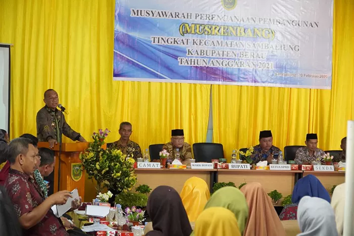 PERENCANAAN PEMBANGUNAN: Bupati Muharram membuka Musrenbang di Kecamatan Sambaliung, Kamis (20/2).