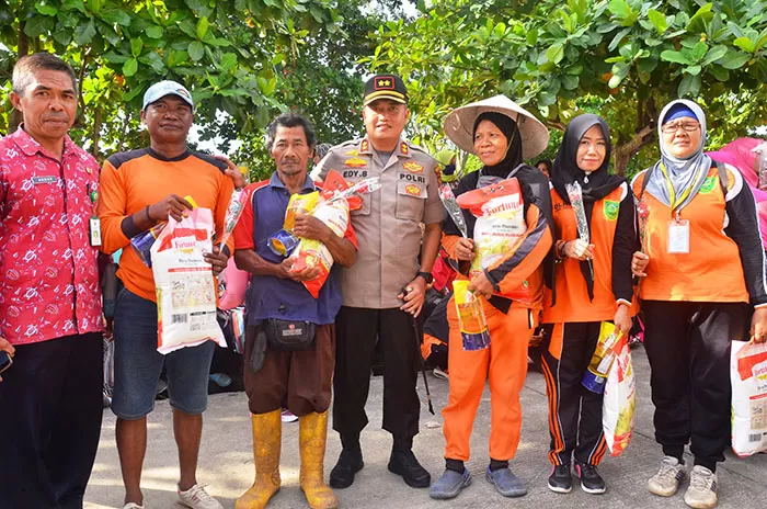 BERIKAN DUKUNGAN: Kapolres Berau AKBP Edy Setyanto Erning, menyerahkan paket sembako kepada petugas kebersihan sebagai bentuk dukungan dan terima kasih kepada seluruh petugas kebersihan di Bumi Batiwakkal.