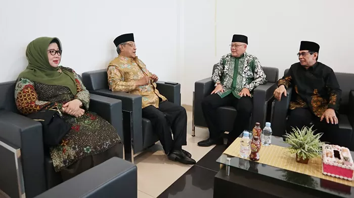 SAMBUT: Wabup Agus Tantomo menyambut kunjungan Ketua Umum PBNU, Sadi Aqil Siradj di Bandar Udara Kalimarau.