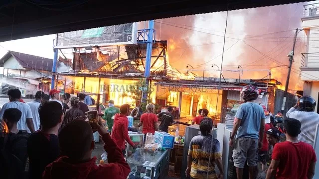 KEBAKARAN HEBAT: Musibah kebakaran yang terjadi di Jalan Kapten Tendean, RT 02, Tanjung Redeb, kemarin (29/2) sore. Dalam musibah ini 10 rumah ludes dilalap api.