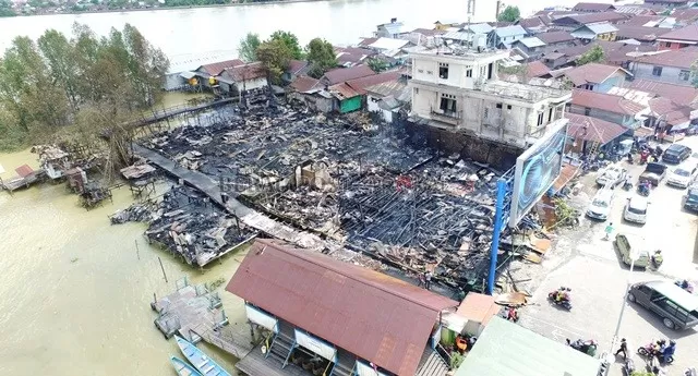 DI UJUNG TANJUNG: Foto udara lokasi kebakaran yang terjadi di Gang Ancol, Sabtu (29/2) petang.