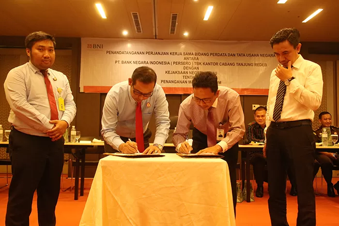 TEKEN MOU: Kejari Berau dan BNI Cabang Tanjung Redeb menandatangani MoU tentang penanganan masalah hukum di bidang Perdata dan Tata Usaha Negara (Datun) di Hotel Bumi Segah, kemarin (11/3).