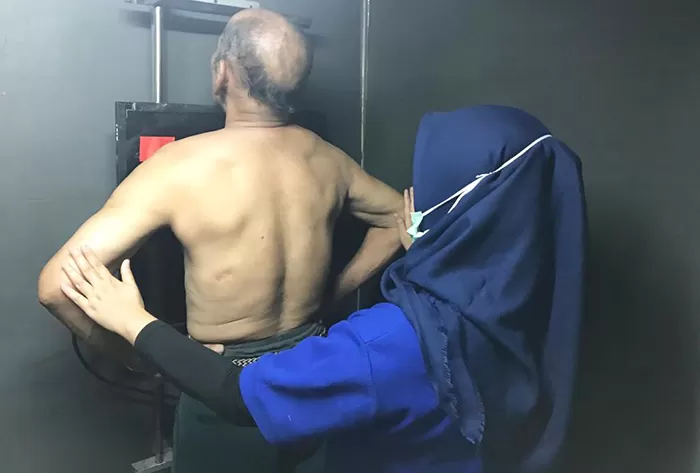 JALANI PEMERIKSAAN: Seorang masyarakat tengah melakukan rontgen untuk mengetahui menderita penyakit TBC atau tidak.