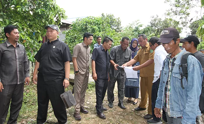 KEPENTINGAN BERSAMA: Rombongan DPRD Berau saat melakukan kunjungan lapangan ke Kampung Tasuk, Gunung Tabur, beberapa waktu lalu.
