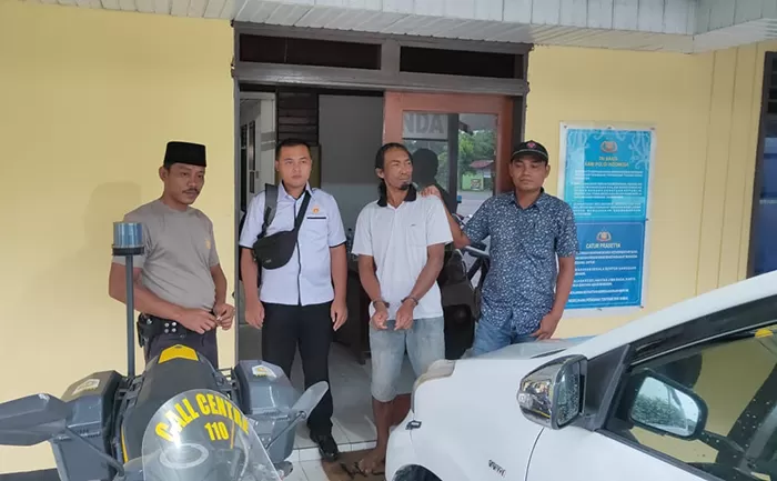 DIAMANKAN: Tanwir saat diamankan di Mapolsek Pulau Derawan karena kerap melakukan pemalakan terhadap warga maupun wisatawan di pintu masuk Pantai Ulingan.