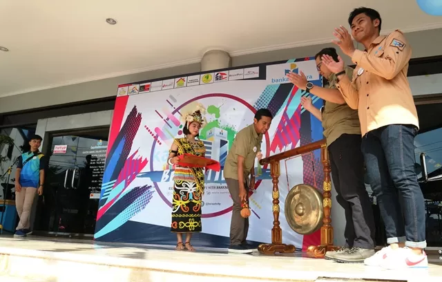 DIBUKA: Pemukulan gong menjadi penanda dibukanya Event Berautivity di Halaman Kantor Bankaltimtara pada Minggu (15/3) pagi.
