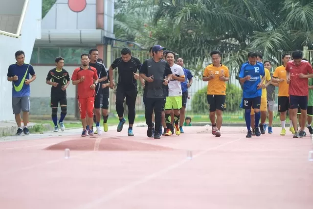 PORWANAS: Pewarta Kaltim saat mengikuti tes fisik pada sesi pertama seleksi cabor futsal di kompleks Stadion Sempaja, Samarinda.