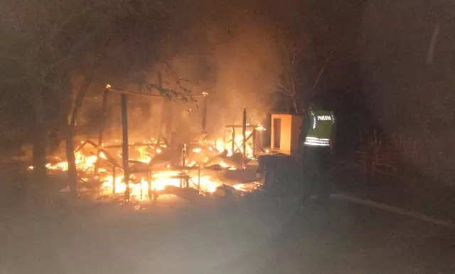 DATANGI TKP: Kobaran api yang menyapu ratakan kediaman milik Murni di Kampung Teluk Sulaiman, Kecamatan Bidukbiduk pada Senin (16/3) dini hari.