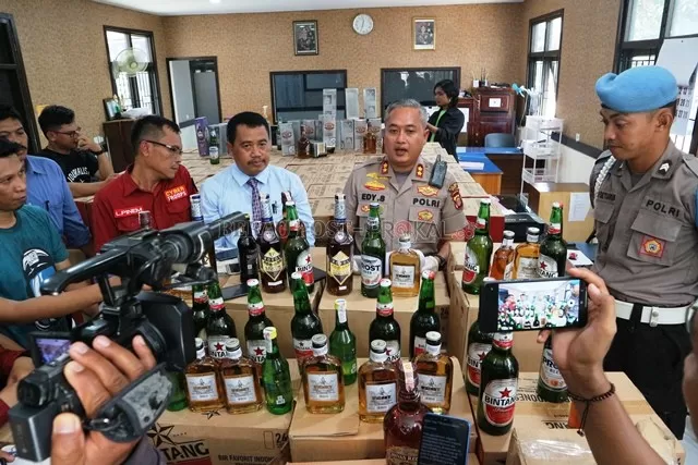 BARANG HARAM: Ribuan botol miras yang diamankan polisi dari tangan AA, warga Sambaliung.