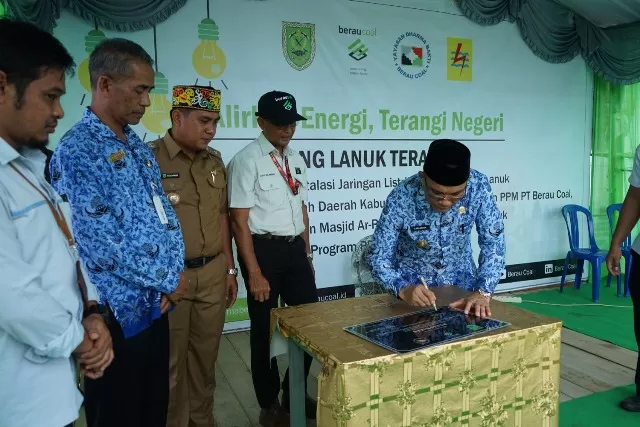 DIRESMIKAN: Bupati Berau Muharram menandatangani prasasti peresmian Masjid Ar Rahman di Kampung Long Lanuk, kemarin (17/1).