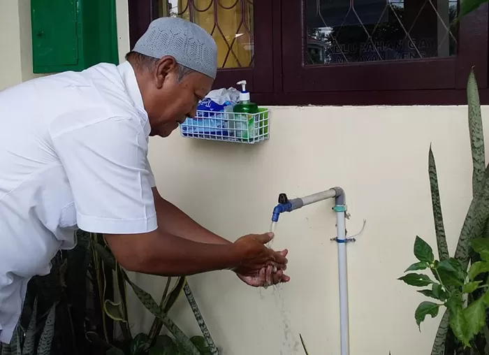 UPAYA PENCEGAHAN: Kelurahan Gayam menyediakan tempat cuci tangan untuk warga yang hendak masuk atau keluar kantor kelurahan, sebagai upaya pencegahan penularan Covid-19.