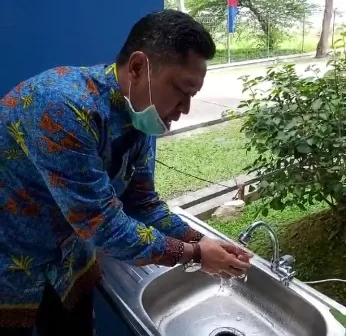 CEGAH COVID-19: Cegah penularan Covid-19 Perumda Batiwakkal menaikkan kadar Chlor di air yang didistribusikan kepada masyarakat. Selain itu, Kepala Perumda Batiwakkal Saipul Rahman juga mengimbau warga rajin menjaga kebersihan, termasuk dengan mencuci tangan.