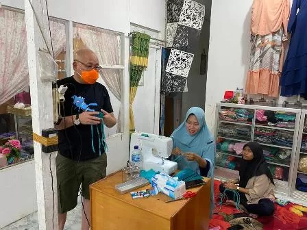 APRESIASI: Wakil Bupati Berau, Agus Tantomo saat melihat langsung proses pembuatan masker kain, oleh ibu-ibu di Jalan AKB Sanipah beberapa waktu lalu.