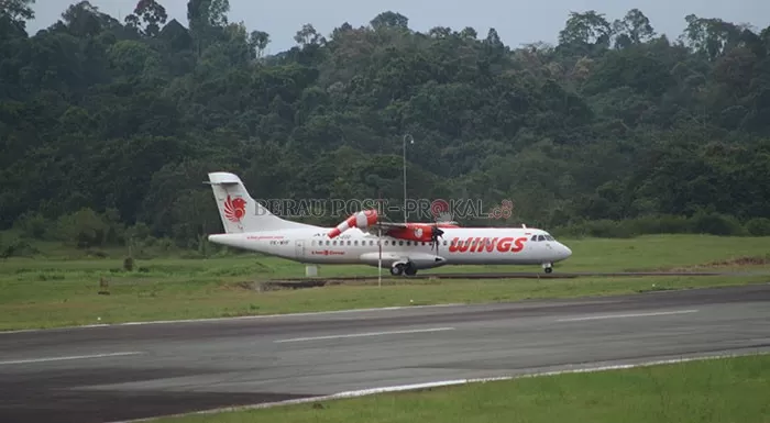 TETAP BEROPERASI: Wings Air tetap beroperasi di tengah pembatasan penerbangan yang diterapkan di Kabupaten Berau, kemarin (1/4).