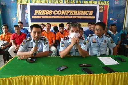 KONFERENSI PERS: Rutan Kelas IIB Tanjung Redeb menggelar konferensi pers pembebasan 21 warga binaan yang mendapat hak asimilasi dan integrasi dalam rangka pencegahan dan penanggulangan penyebaran Covid-19, Kamis (2/4).