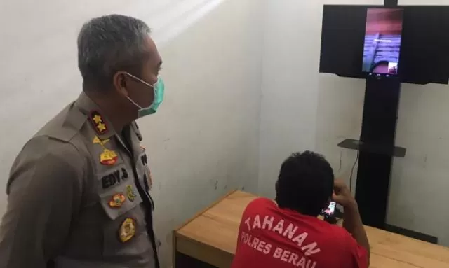 HINDARI PERTEMUAN: Kapolres Berau AKBP Edy Setyanto Erning Wibowo saat mengecek penerapan sistem besuk online di ruang tahanan Mapolres Berau kemarin (2/4).