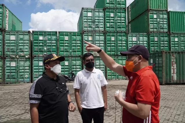 PANTAU PASOKAN: Wabup Berau, Agus Tantomo turun langsung meninjau distribusi barang, khususnya kebutuhan pokok di Pelabuhan Tanjung Redeb.