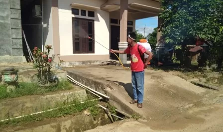 KAS RT: RT 7 Kelurahan Rinding melakukan penyemprotan disinfektan di permukiman warga dengan memanfaatkan kas RT belum lama ini.