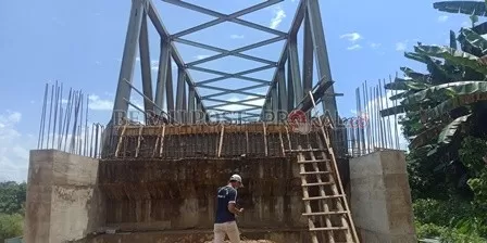 KEHABISAN WAKTU: Progres pembangunan Jembatan Kelay III di Kampung Bena Baru.