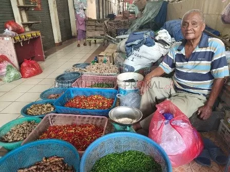 MEROKET: Harga cabai rawit di Pasar Sanggam Adji Dilayas tembus Rp 100 ribu per kilogramnya.
