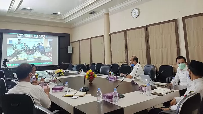 KOORDINASI: Sejumlah Menteri melakukan video conference dengan seluruh kepala daerah di Indonesia.