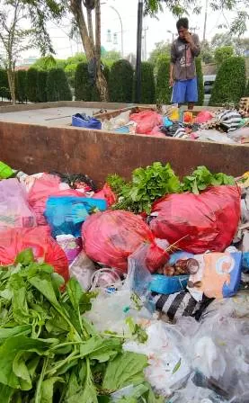 BUKAN TEMPATNYA: Sejumlah limbah medis seperti bekas cairan dan selang infus ditemukan dibuang di tengah tumpukan sampah rumah tangga di amrol TPST di Jalan H Isa I, kemarin (11/4).