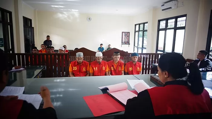 SIDANG PUTUSAN: Empat terdakwa saat menjalani sidang di Pengadilan Negeri (PN) Tanjung Redeb sebelum mewabahnya virus Corona di Kabupaten Berau.