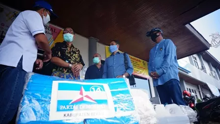 LAWAN COVID-19: Tim DPC Berau Partai Demokrat saat menyerahkan bantuan APD ke RSUD Abdul Rivai Tanjung Redeb, kemarin (16/4).