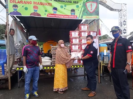 BERBAGI: Ketua KKM Bone Najemudin (dua kanan) didampingi anggotanya saat membagikan sejumlah paket sembako di Kampung Merancang Ulu, Kecamatan Gunung Tabur, kemarin (17/4).