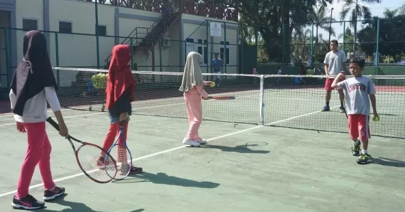 AKIBAT WABAH CORONA: Atlet tenis lapangan tak lagi berlatih di Lapangan Tenis Cendana karena wabah corona.