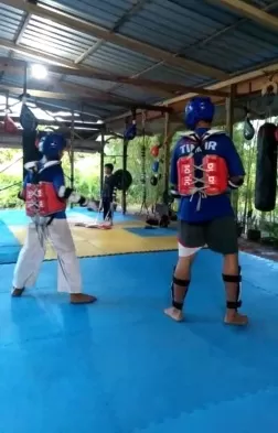 HANYA DIBATASI: Atlet taekwondo masih bisa berlatih di saran pelatihan, walau dibatasi hanya empat orang.