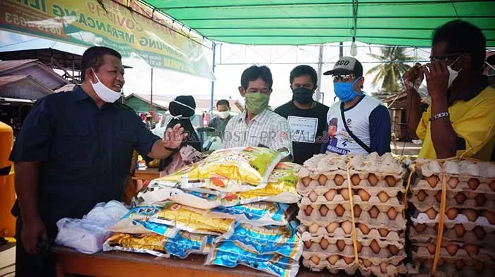 PROGRAM TAHUNAN: Ketua KKMB Berau, Najemuddin (kiri) sesaat akan memberikan bantuan pihaknya kepada warga Kampung Merancang Ilir yang sangat membutuhkan.
